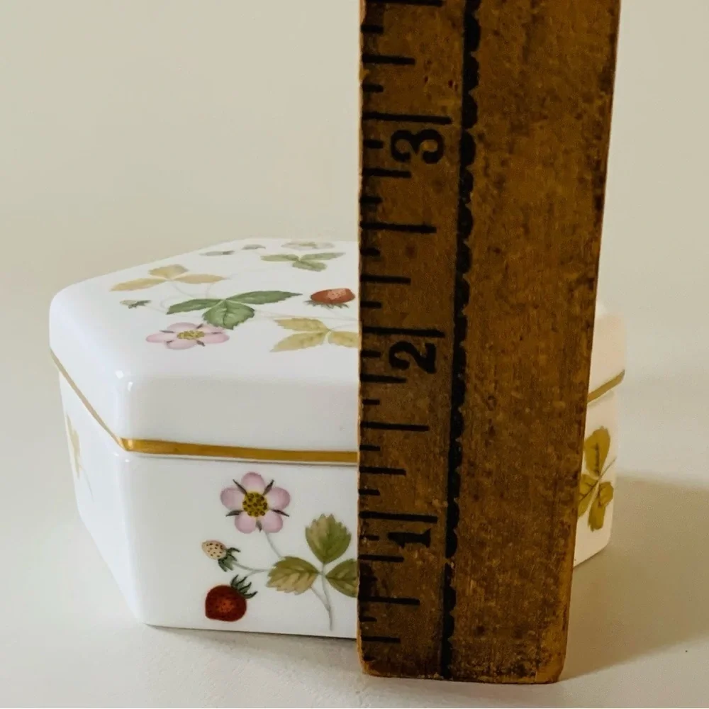 Wedgwood wild strawberry trinket box